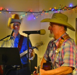 2016-01 Bob and Alvin playing guitar at Bashford